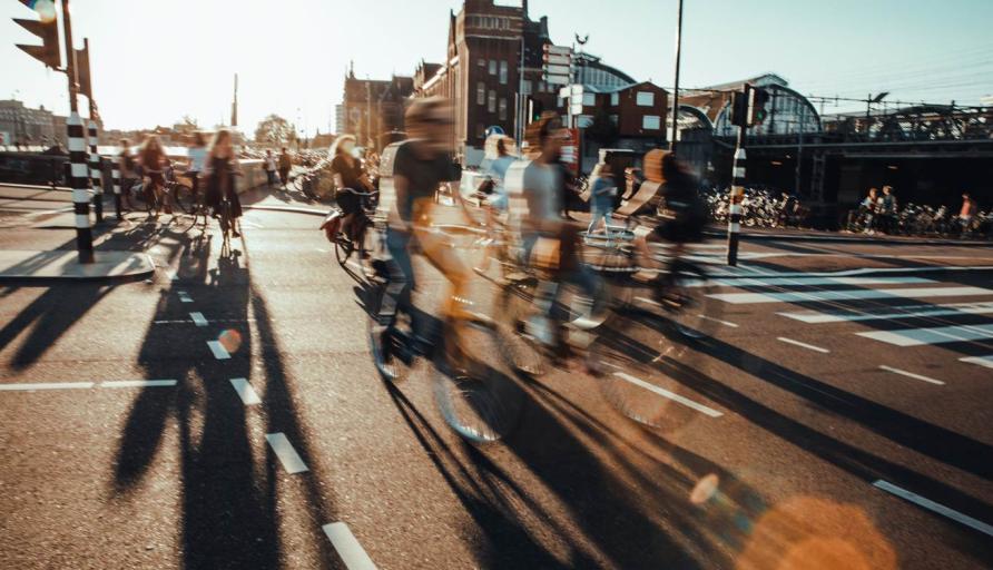 vervaagde fietsers in stad