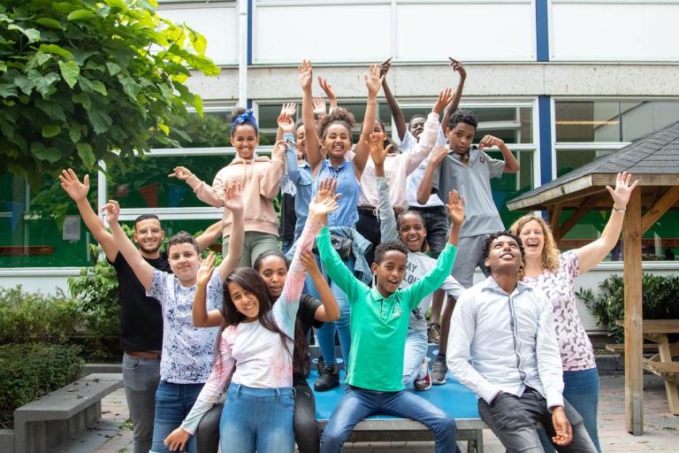 kinderen handen in de lucht