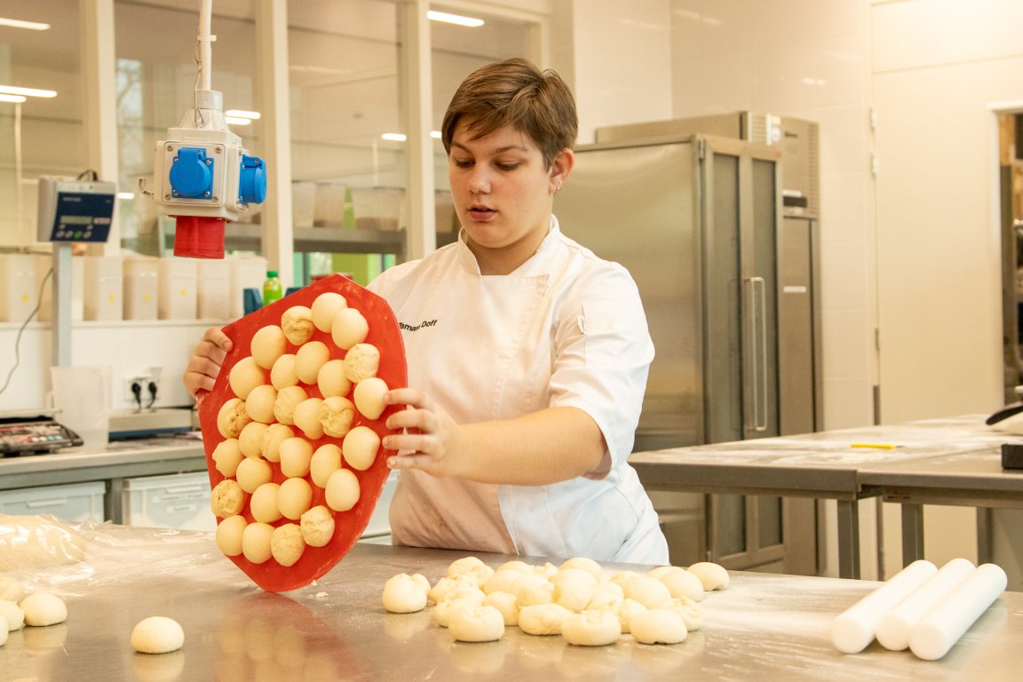 Student brood en banket bezig met brood bakken