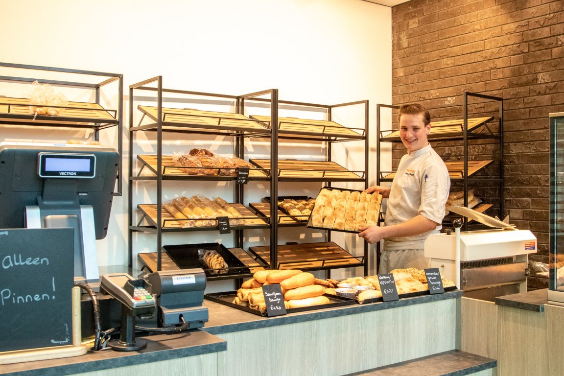 Student brood en banket aan het werk in de bakkerij